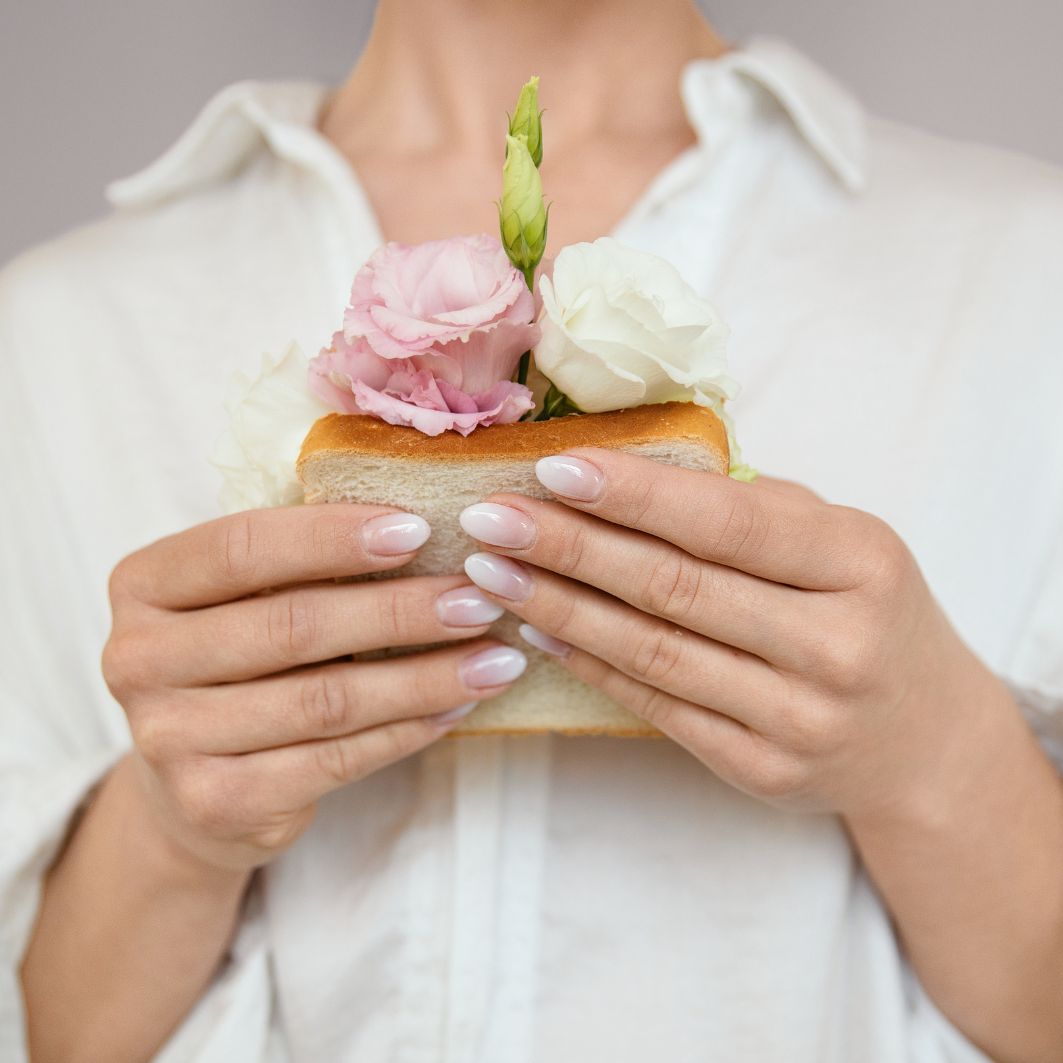 Photoshooting im Vintage style mit einem Model, das auf einem Sofa posiert.