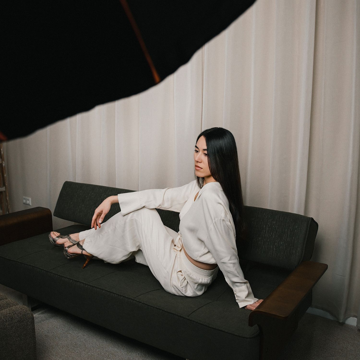 Photoshooting im Vintage style mit einem Model, das auf einem Sofa posiert.