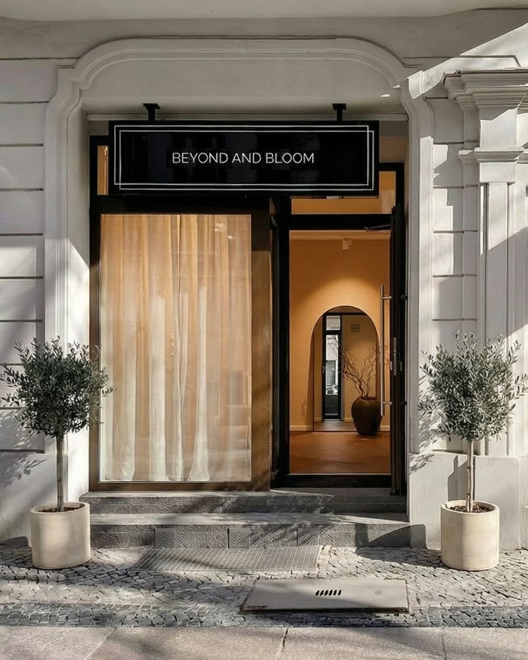 Boutiquestudio von der Bleibtreustraße aus gesehen. Store Front View.