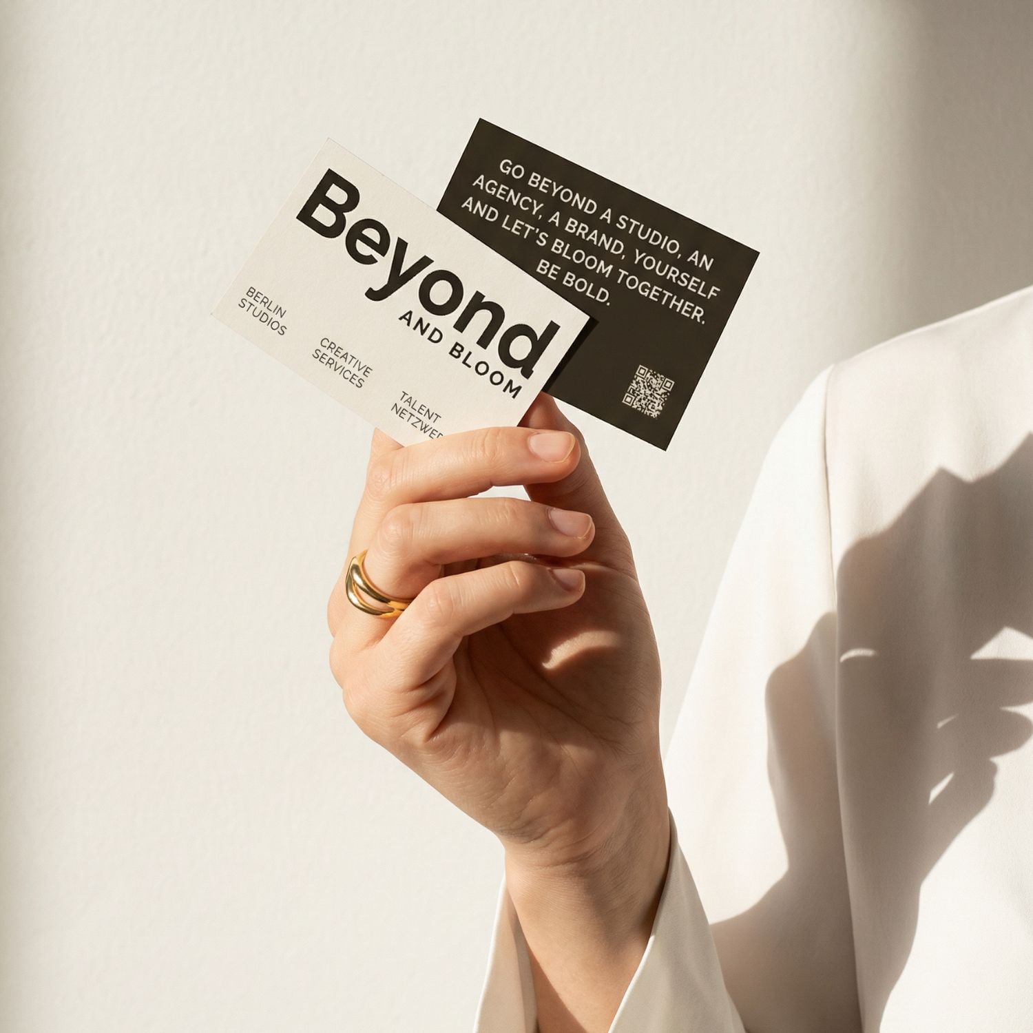 Meetingraum von Beyond & Bloom mit großem Tisch, schwarzen Stühlen, hohen Fenstern, Vorhängen und warmem Altbaucharakter.