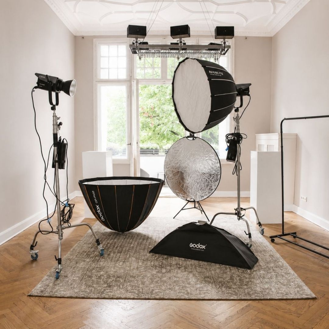 Fotostudio-Setup bei Beyond & Bloom mit Studiolichtern, Softboxen, Reflektor, Kleiderstange und Altbaucharakter.