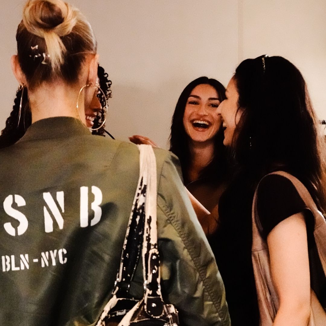 Momentaufnahme eines Beyond & Bloom Community-Events mit mehreren Frauen im Gespräch und lachender, persönlicher Atmosphäre.